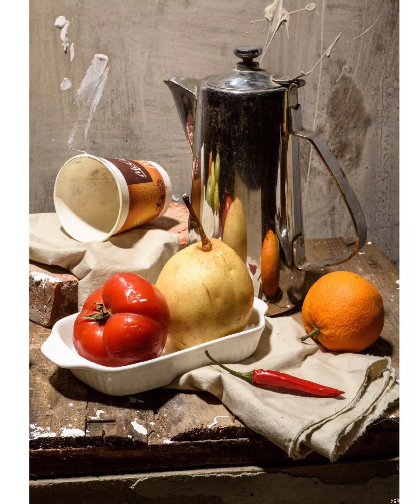 素描静物：金属水壶和蔬菜水果组合