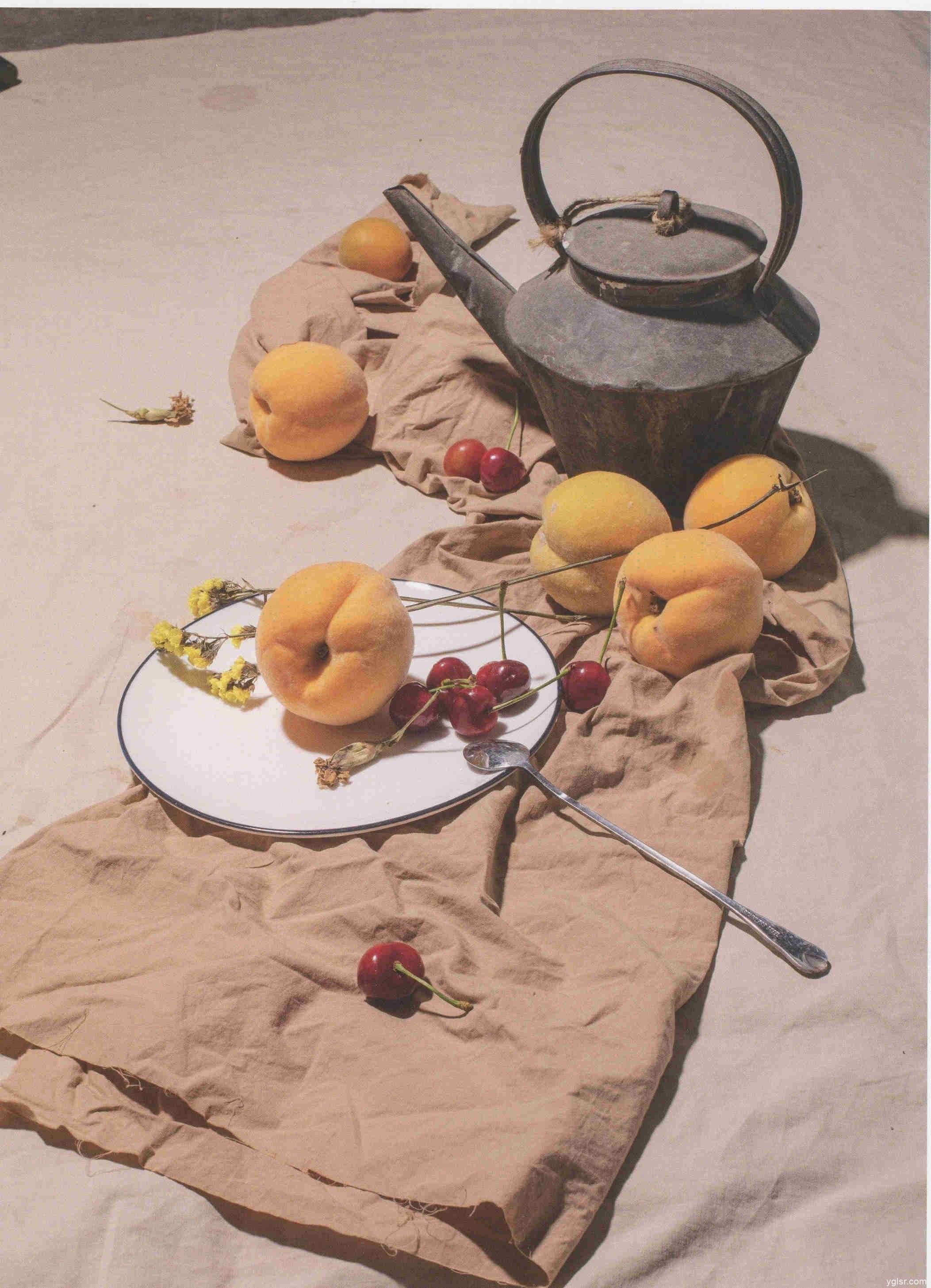 素描静物图片 素描生锈的水壶和杏、盘子油布等组合超清