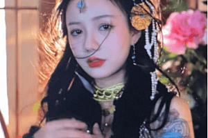 洛丽塔大哥COS生化危机8夫人,蛇蝎美人眼神犀利,低胸镜头神还原