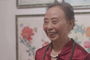 80岁奶奶自学画画,清华大学教授看后赞不绝口,作品被海内外争相收藏:人生没有太晚的开始!